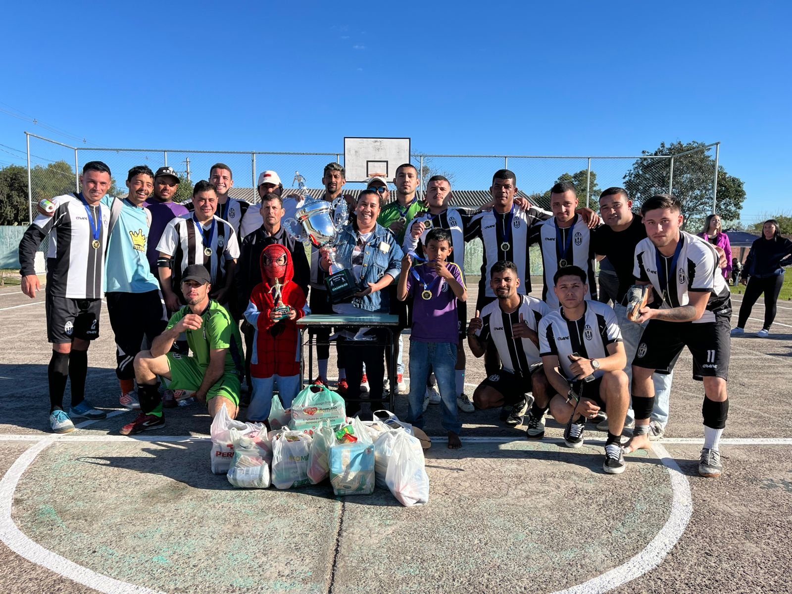 No reduto da Cerca, time mostrou um futebol mais certeiro que laço de campeiro em dia de rodeio, arrecadando fundos para o Projeto do Bem do Bairro Macedo