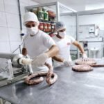 Do fogão campeiro para o Brasil inteiro, a iguaria que transformou nossa querência na Capital Nacional da Linguiça Campeira segue conquistando paladares e gerando empregos