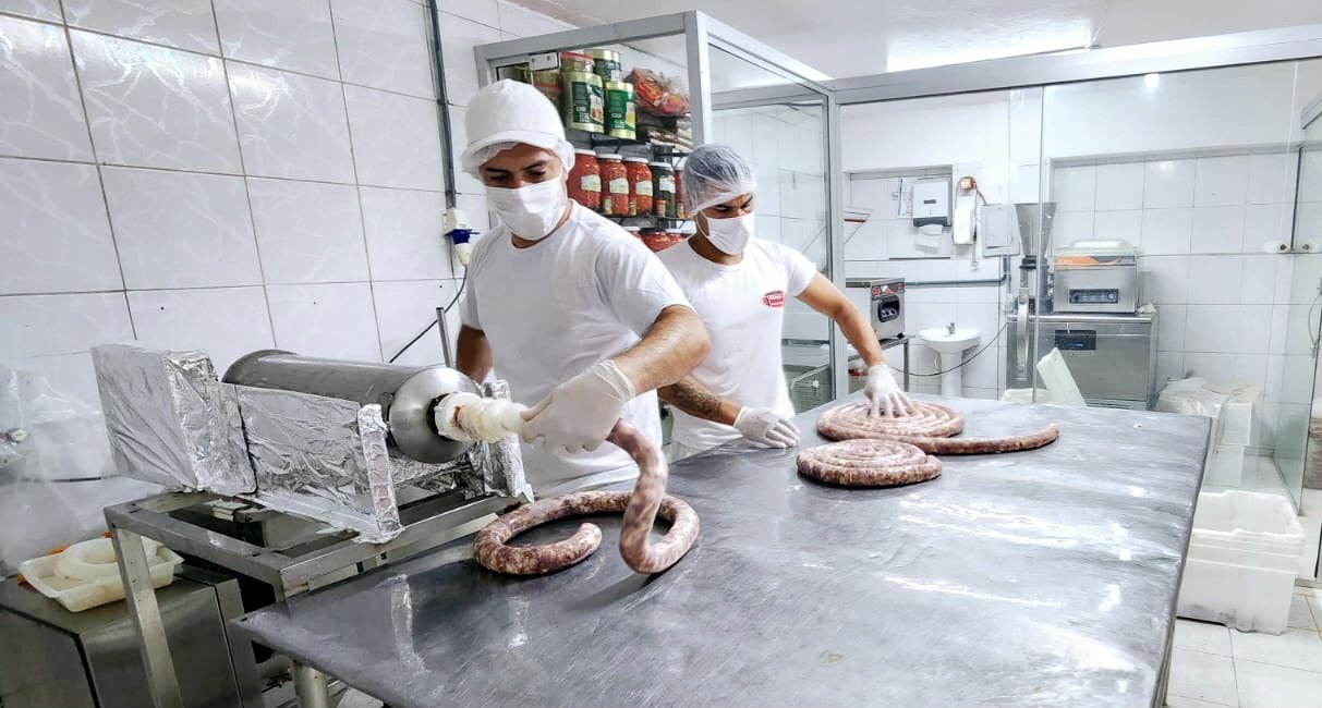 Do fogão campeiro para o Brasil inteiro, a iguaria que transformou nossa querência na Capital Nacional da Linguiça Campeira segue conquistando paladares e gerando empregos