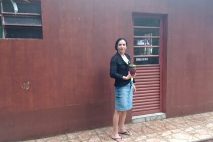 Há 17 anos enfrentando sol e chuva no Assentamento Novo Alegrete, essa bagual mostra que mulher da fronteira tem força de sobra pra lidar com a terra e ainda sonhar com um trator