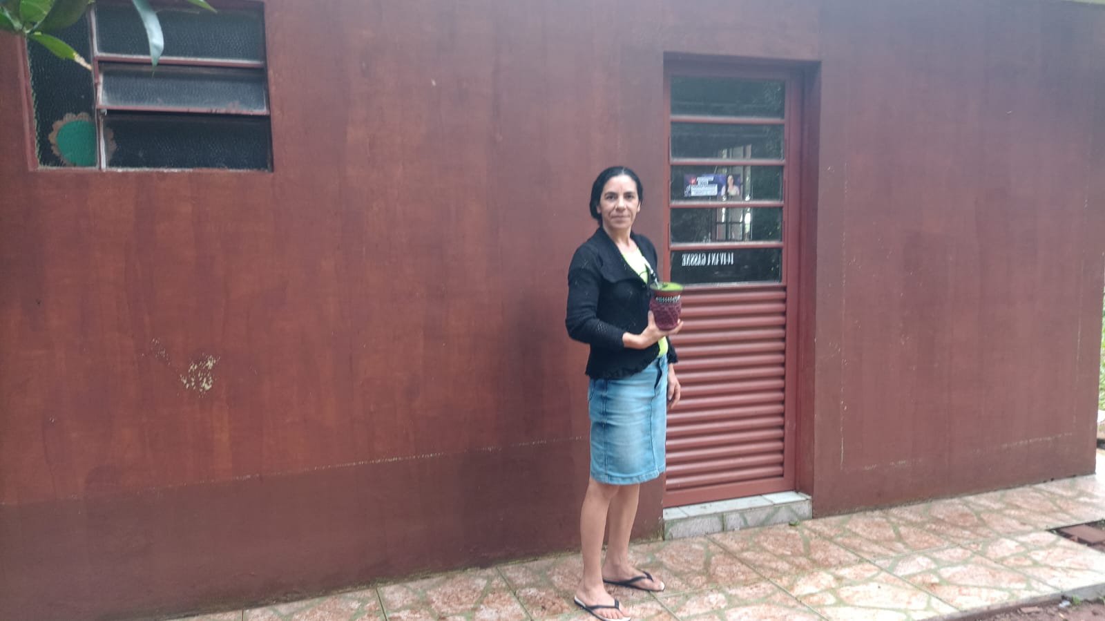 Há 17 anos enfrentando sol e chuva no Assentamento Novo Alegrete, essa bagual mostra que mulher da fronteira tem força de sobra pra lidar com a terra e ainda sonhar com um trator