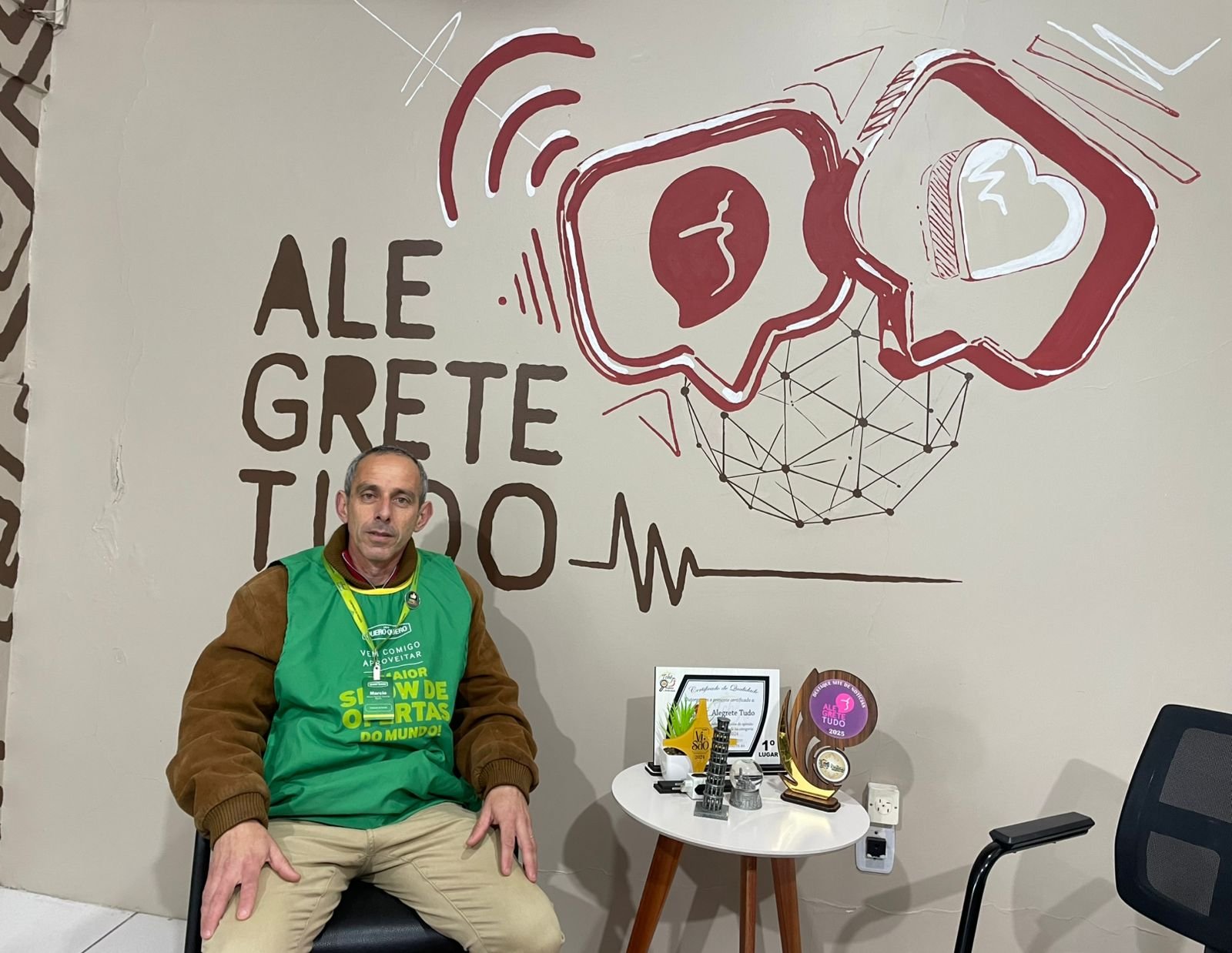 Do quartel ao balcão da Quero-Quero, Márcio Rodrigo transforma atendimento em arte na terra do Negrinho do Pastoreio