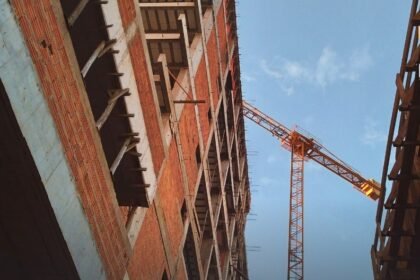 Que nem cusco atrás de rastro, a lei galopou firme atrás do ressarcimento pros viventes prejudicados pelos empreendimentos inacabados na nossa querência