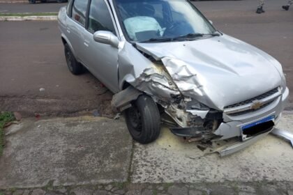 Trecho movimentado da querência alegretense virou cenário de entrevero entre um Corsa Classic e um Fiat Stilo parado, deixando a população de Alegrete em polvorosa
