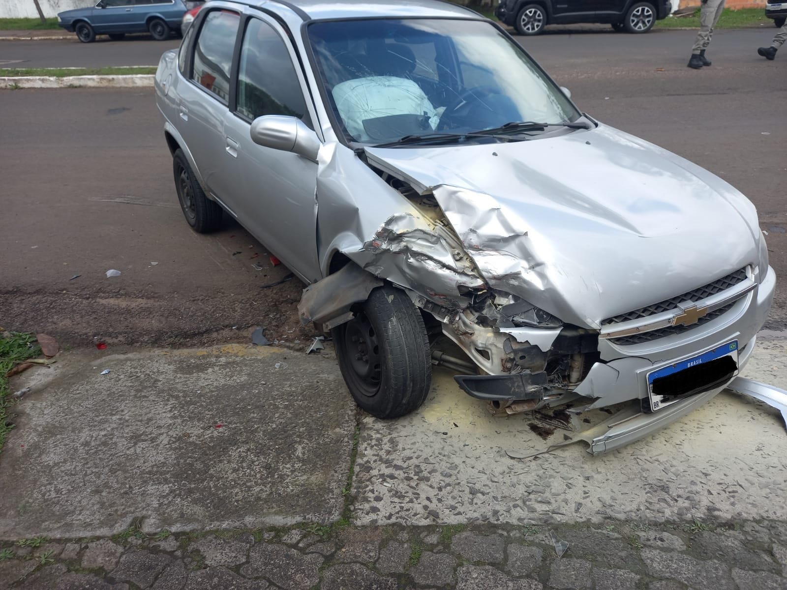 Trecho movimentado da querência alegretense virou cenário de entrevero entre um Corsa Classic e um Fiat Stilo parado, deixando a população de Alegrete em polvorosa
