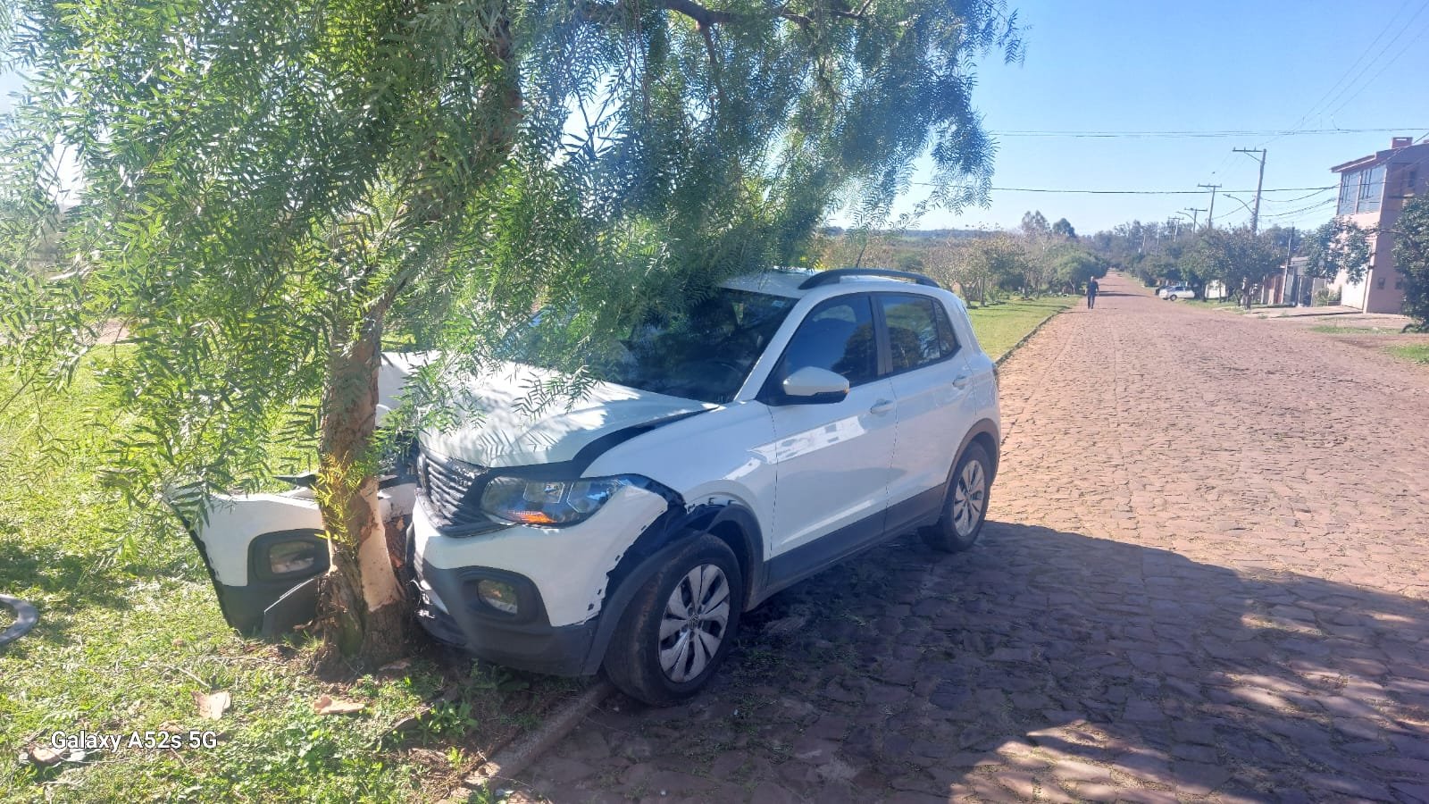 Mais um entrevero no asfalto alegretense deixou a gurizada da Zona Leste com o coração na mão nesta terça-feira. Felizmente, o caso foi mais pro susto que pro tombo.