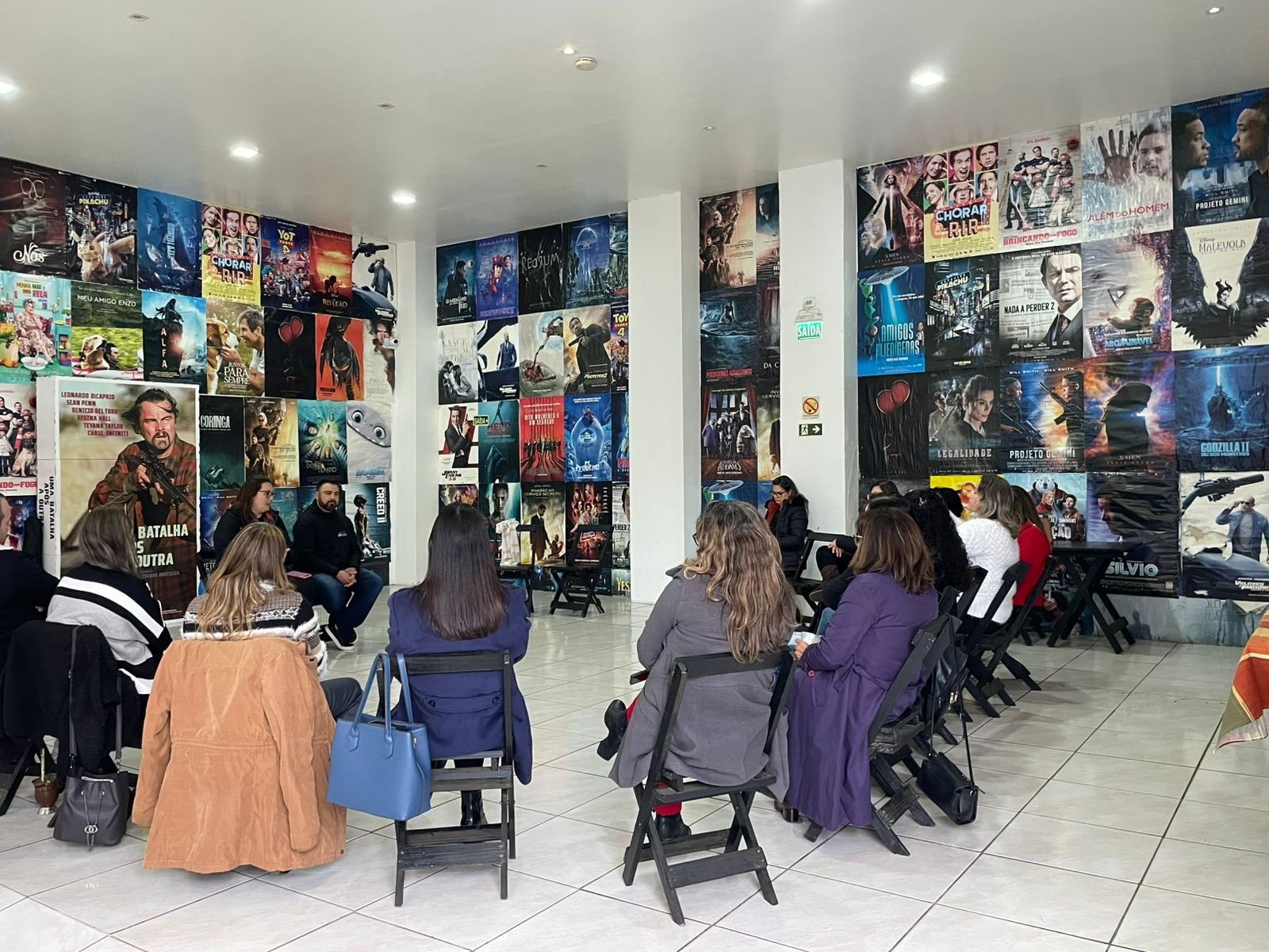 Buenas, vivente! Nosso cinema virou palco de prosa e chimarrão, mas desta vez pra discutir um tema mais importante que laçada em rodeio: a educação especial da gurizada alegretense!