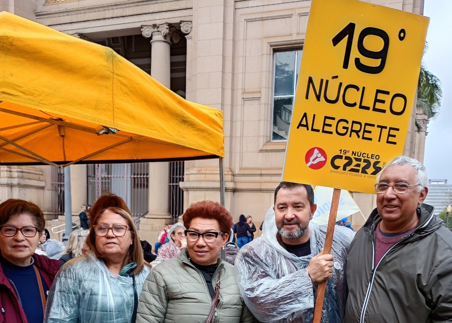 Da querência alegretense até o Piratini, professores cruzam o estado para mostrar que servidor valorizado é igual chimarrão bem preparado: não tem preço!