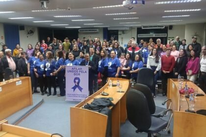 Na querência do Alegrete, um bando de especialistas se reuniu na Câmara de Vereadores pra trazer esperança pros viventes que lidam com fibromialgia, lúpus e artrite