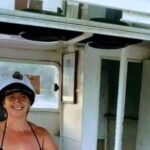 Da recepção da Nativa FM para um barco navegando a Costa Doce - a prenda alegretense que segue trabalhando enquanto desbrava os pagos d'água entre Brasil e Uruguai