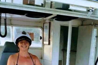 Da recepção da Nativa FM para um barco navegando a Costa Doce - a prenda alegretense que segue trabalhando enquanto desbrava os pagos d'água entre Brasil e Uruguai