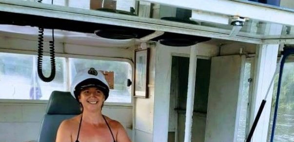 Da recepção da Nativa FM para um barco navegando a Costa Doce - a prenda alegretense que segue trabalhando enquanto desbrava os pagos d'água entre Brasil e Uruguai