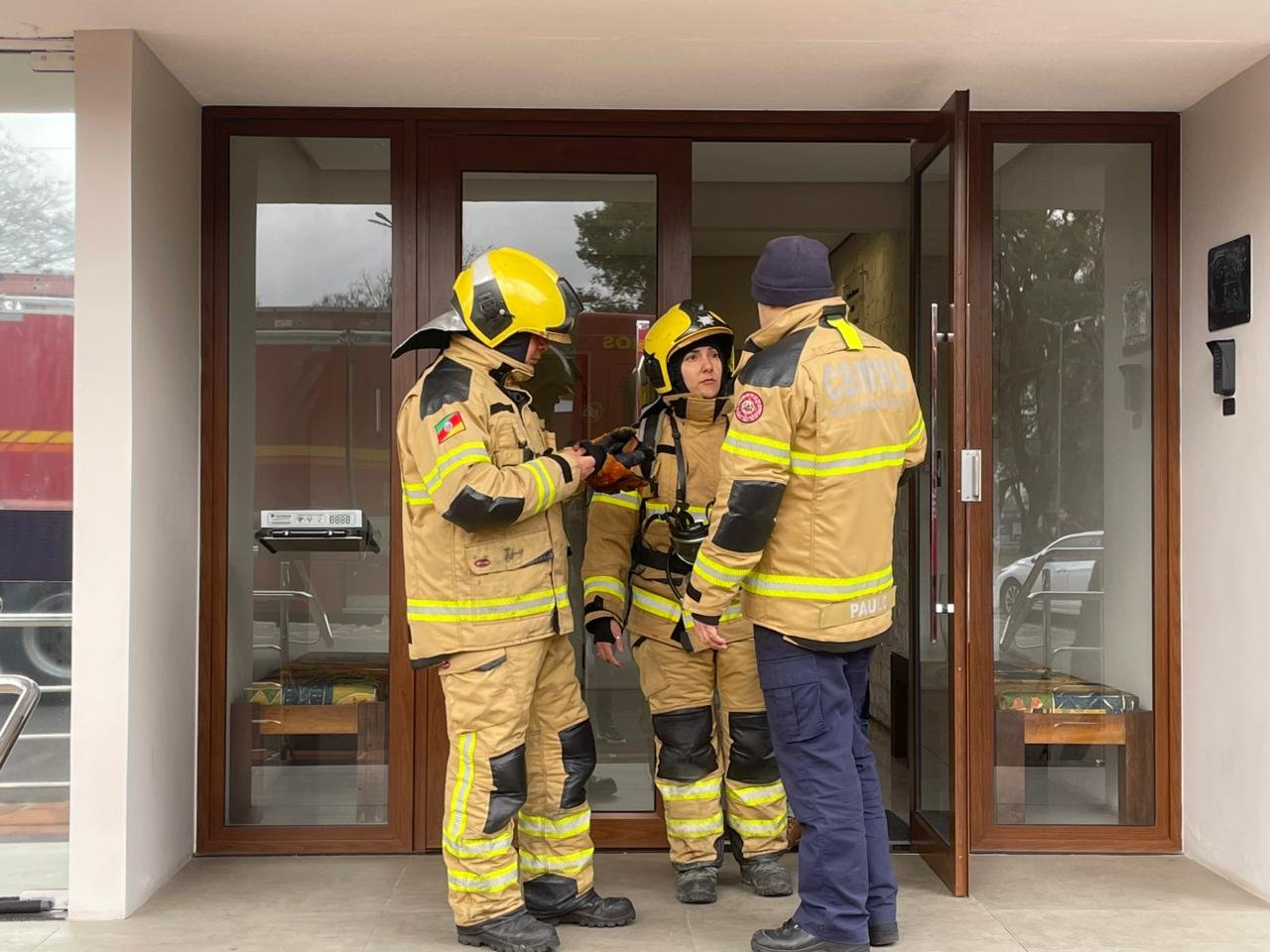 Buenas, tchê! Bombeiros mostraram mais agilidade que cusco em dia de rodeio para controlar chamuscado no Edifício Tarimbas, bem no coração da nossa querência