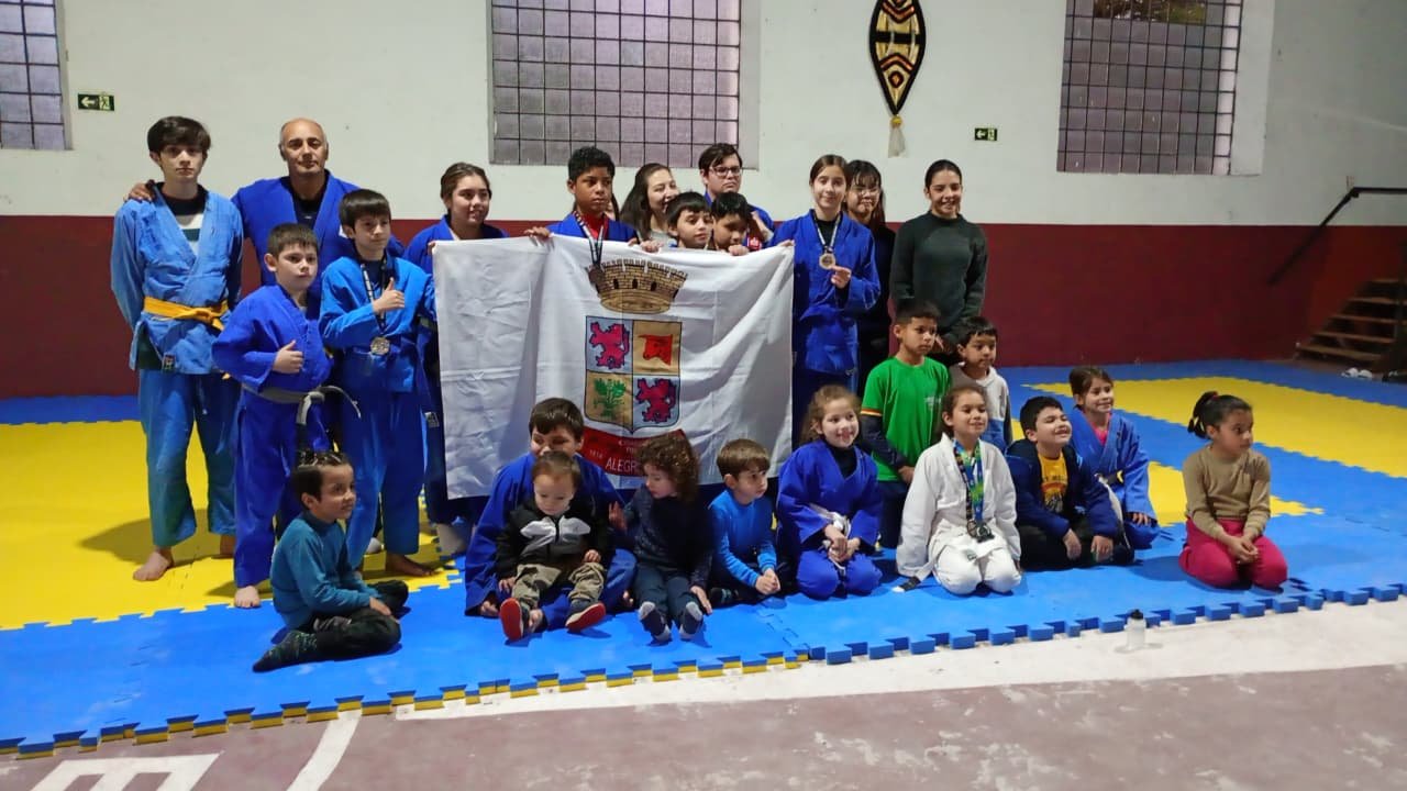 Com o pé no tatame e alma gaúcha, projeto liderado pelo judoca André Brazeiro ganha novo galpão na Escola de Samba Nós Os Ritmistas e já forma pequenos campeiros em Alegrete