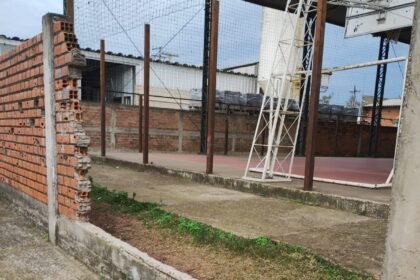 Lá nas bandas do Piola, onde a gurizada troteia atrás da bola, uma articulação campeira vai transformar a cancha comunitária em motivo de orgulho pra toda querência