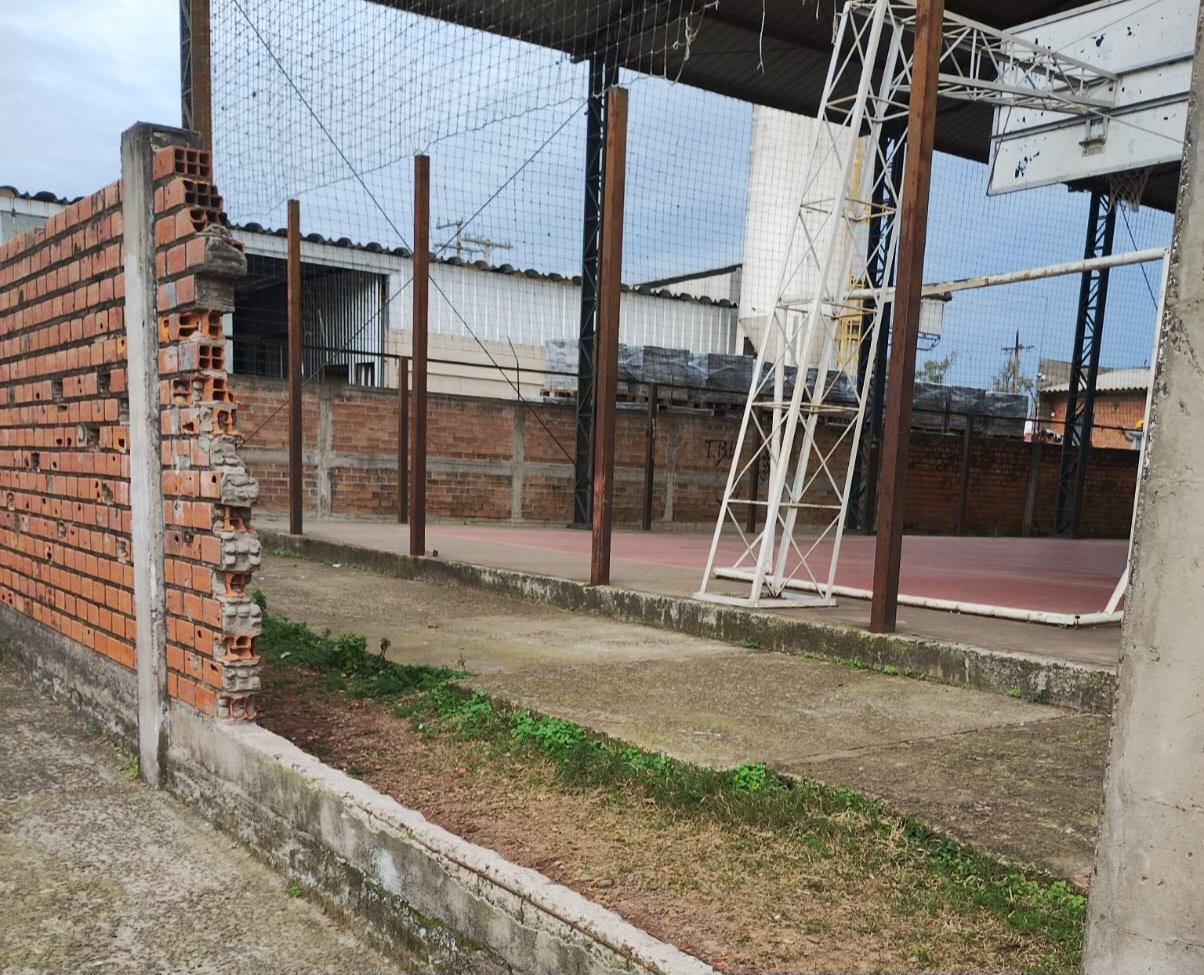 Lá nas bandas do Piola, onde a gurizada troteia atrás da bola, uma articulação campeira vai transformar a cancha comunitária em motivo de orgulho pra toda querência