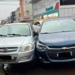 Baita bucha no coração de Alegrete quando motorista troca acelerador por freio e acaba 'arrastando' três veículos estacionados