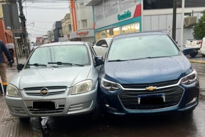 Baita bucha no coração de Alegrete quando motorista troca acelerador por freio e acaba 'arrastando' três veículos estacionados