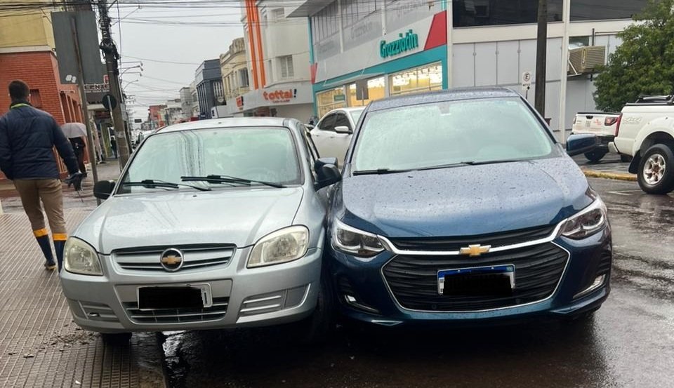 Baita bucha no coração de Alegrete quando motorista troca acelerador por freio e acaba 'arrastando' três veículos estacionados