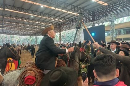 De Caxias a Alegrete, a centelha farroupilha cavalga pelos pagos da fronteira, carregando a tradição mais forte que cerrote de campanha