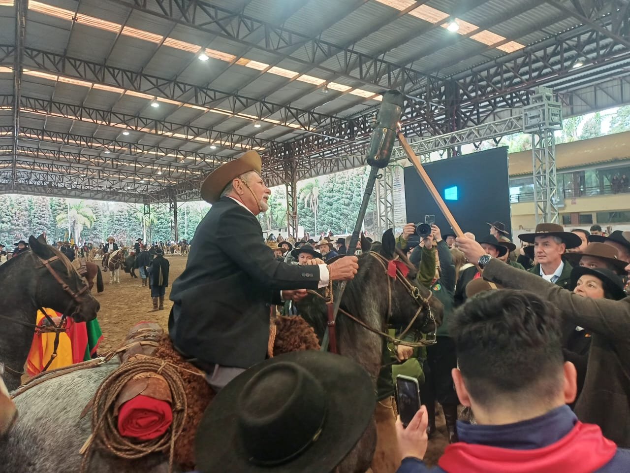 De Caxias a Alegrete, a centelha farroupilha cavalga pelos pagos da fronteira, carregando a tradição mais forte que cerrote de campanha