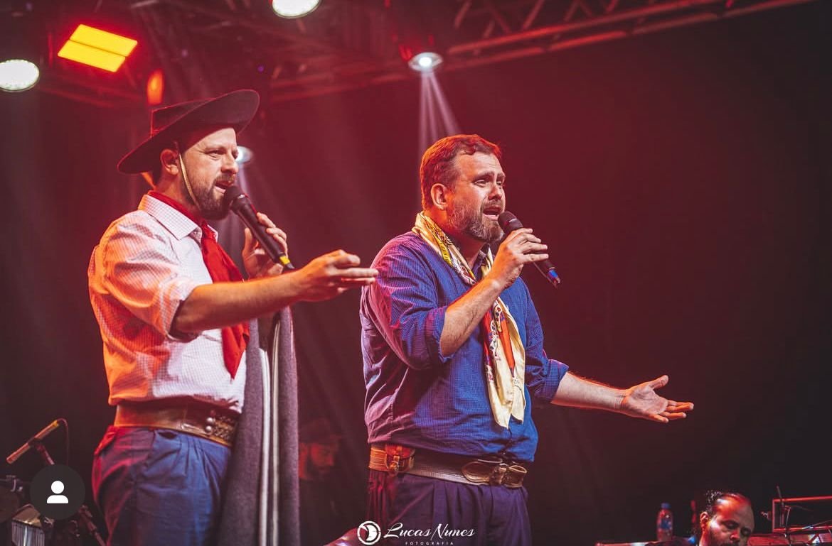 Ginásio lotado em Cruz Alta testemunhou os filhos da nossa querência levantando a poeira com suas milongas e arrancando aplausos de pé dos viventes presentes
