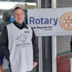 Na querência de Alegrete, a solidariedade fez pouso firme quando os companheiros do Rotary Sul arregaçaram as mangas pra encher os galpões do Banco de Alimentos