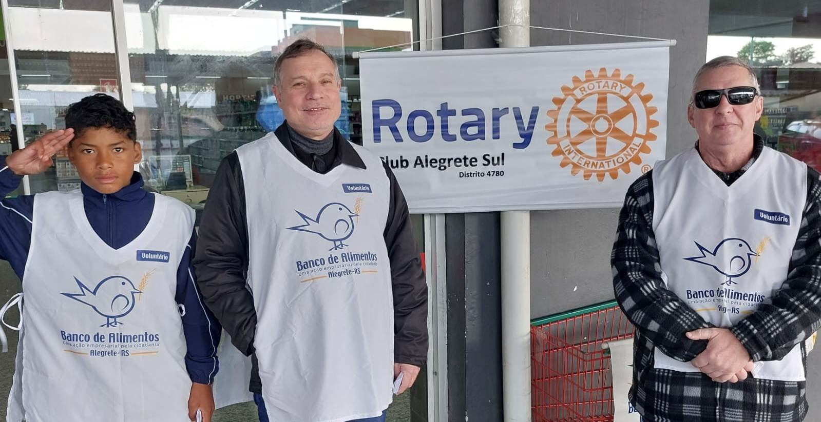 Na querência de Alegrete, a solidariedade fez pouso firme quando os companheiros do Rotary Sul arregaçaram as mangas pra encher os galpões do Banco de Alimentos