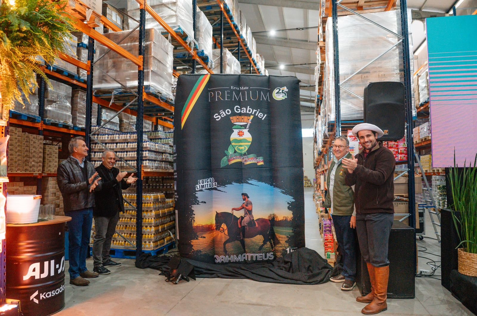 Das coxilhas da fronteira para o Brasil inteiro, a colaboração mais esperada pelos gaudérios amantes do bom mate chega para honrar as tradições do pago