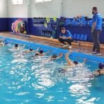 Gurizada de Alegrete que sonha com a farda dos Bombeiros recebe orientação especial na arte de nadar - um teste que exige a bravura de quem quer salvar vidas na nossa querência