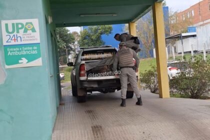 Depois de dias aterrorizando o pago alegretense, o foragido que desferiu mais de 50 facadas na jovem mãe foi encontrado na campanha e não se entregou sem briga