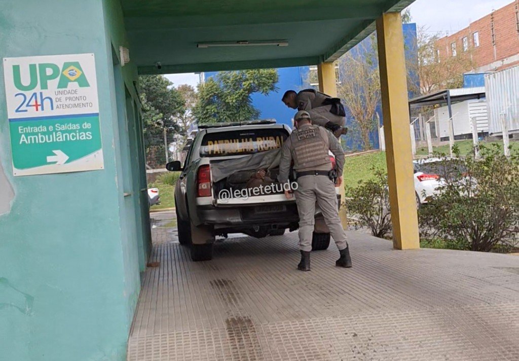Depois de dias aterrorizando o pago alegretense, o foragido que desferiu mais de 50 facadas na jovem mãe foi encontrado na campanha e não se entregou sem briga