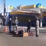 Tropel urbano na querência alegretense deixa dois gaudérios machucados depois que carro ingressou no contra-mão e acertou moto na famosa rotatória