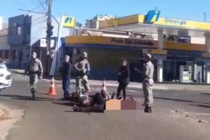 Tropel urbano na querência alegretense deixa dois gaudérios machucados depois que carro ingressou no contra-mão e acertou moto na famosa rotatória