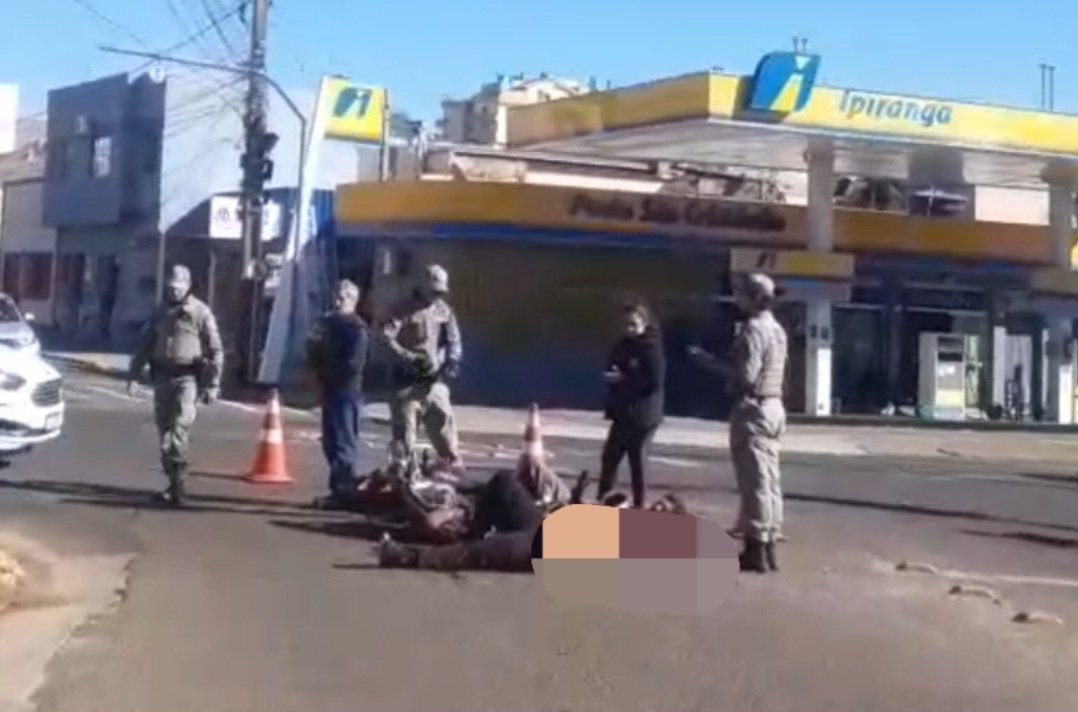 Tropel urbano na querência alegretense deixa dois gaudérios machucados depois que carro ingressou no contra-mão e acertou moto na famosa rotatória