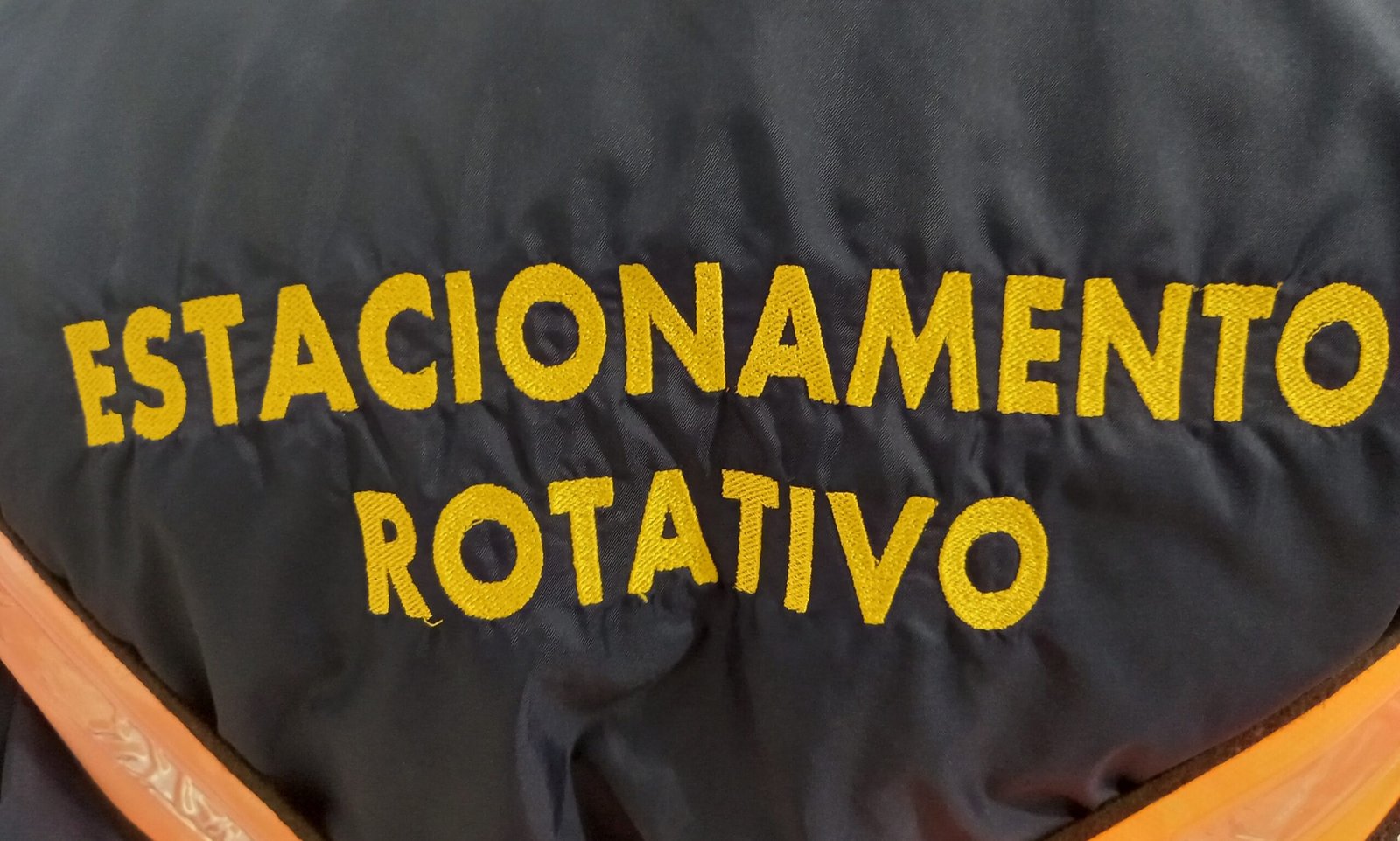 Enquanto Alegrete segue há quase 60 dias sem estacionamento pago, funcionários desempregados enfrentam a incerteza como quem enfrenta um minuano brabo