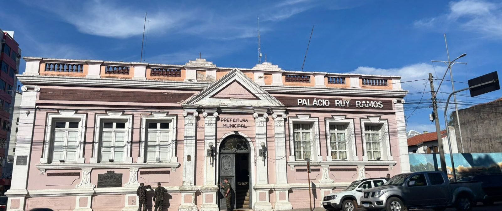 Prefeitura, secretarias e os 'guerreiros' do 12º BE CMB unem forças para revitalizar os prédios mais históricos do nosso pago, garantindo que a história alegretense continue mais firme que esteio de galpão