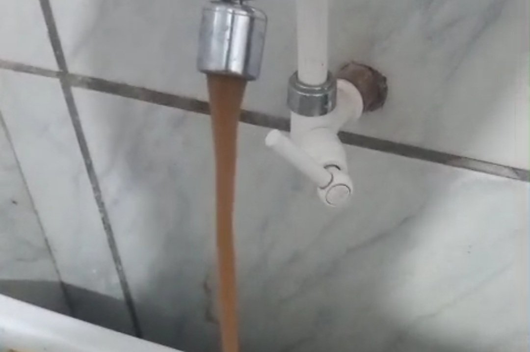 Viventes da querência alegretense acordaram com uma surpresa mais amarronzada que barro de sanga no registro. Corsan explica o caso que deixou o povo do bairro em polvorosa.