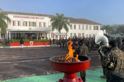 De mão em mão, como chimarrão em roda de galpão, o Fogo Simbólico chegou à nossa querência, trazendo o calor do patriotismo para o coração dos alegretenses