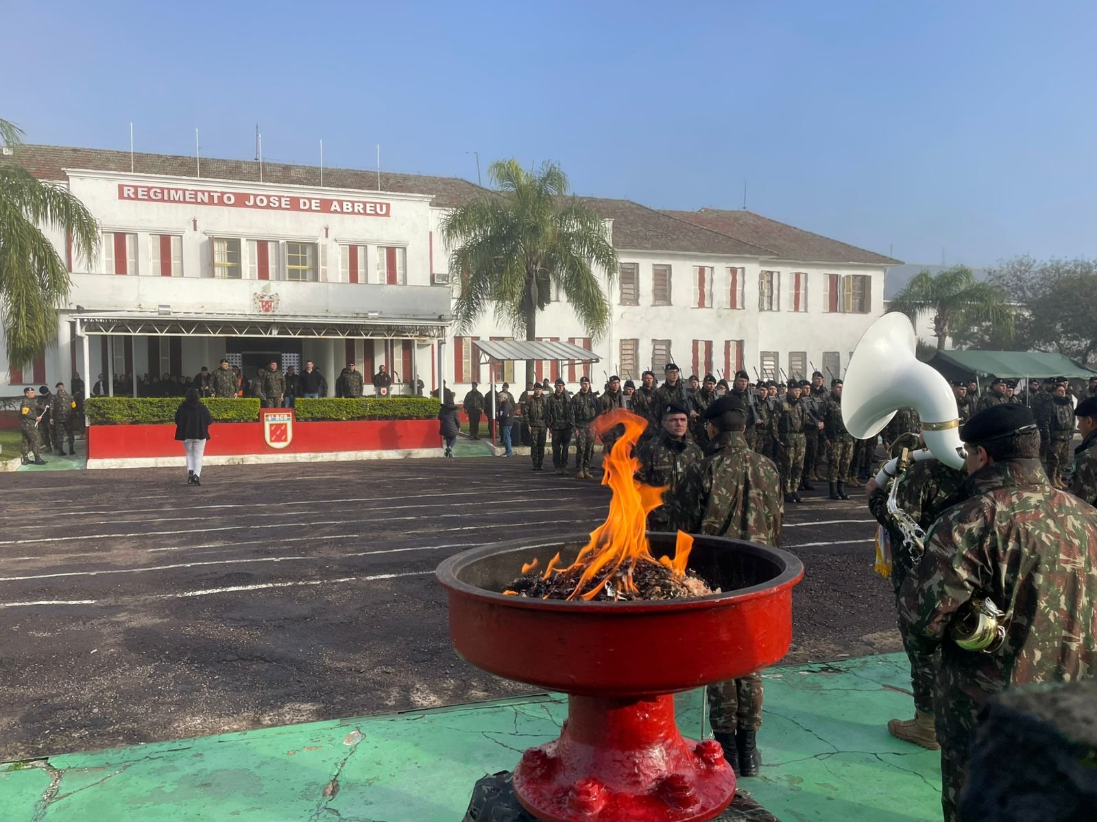 De mão em mão, como chimarrão em roda de galpão, o Fogo Simbólico chegou à nossa querência, trazendo o calor do patriotismo para o coração dos alegretenses