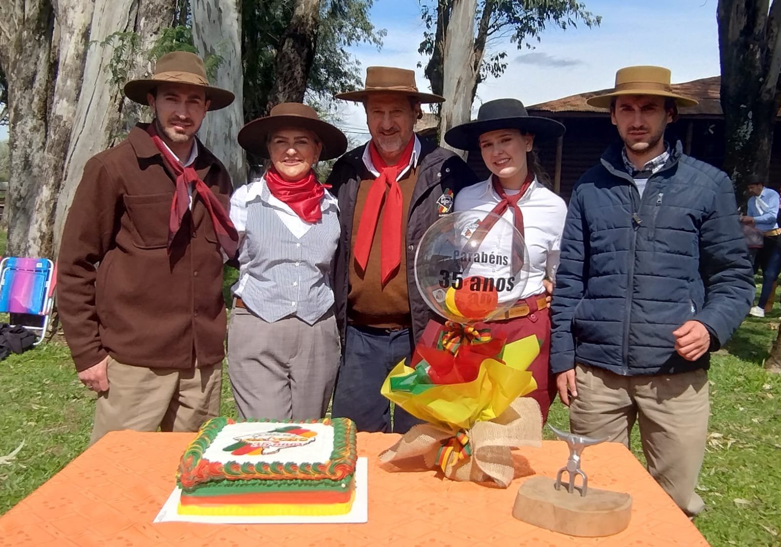 Pilchados e de coração aberto, gaudérios cruzam os campos de Alegrete para levar sustento e carinho aos vovôs da Casa Lar