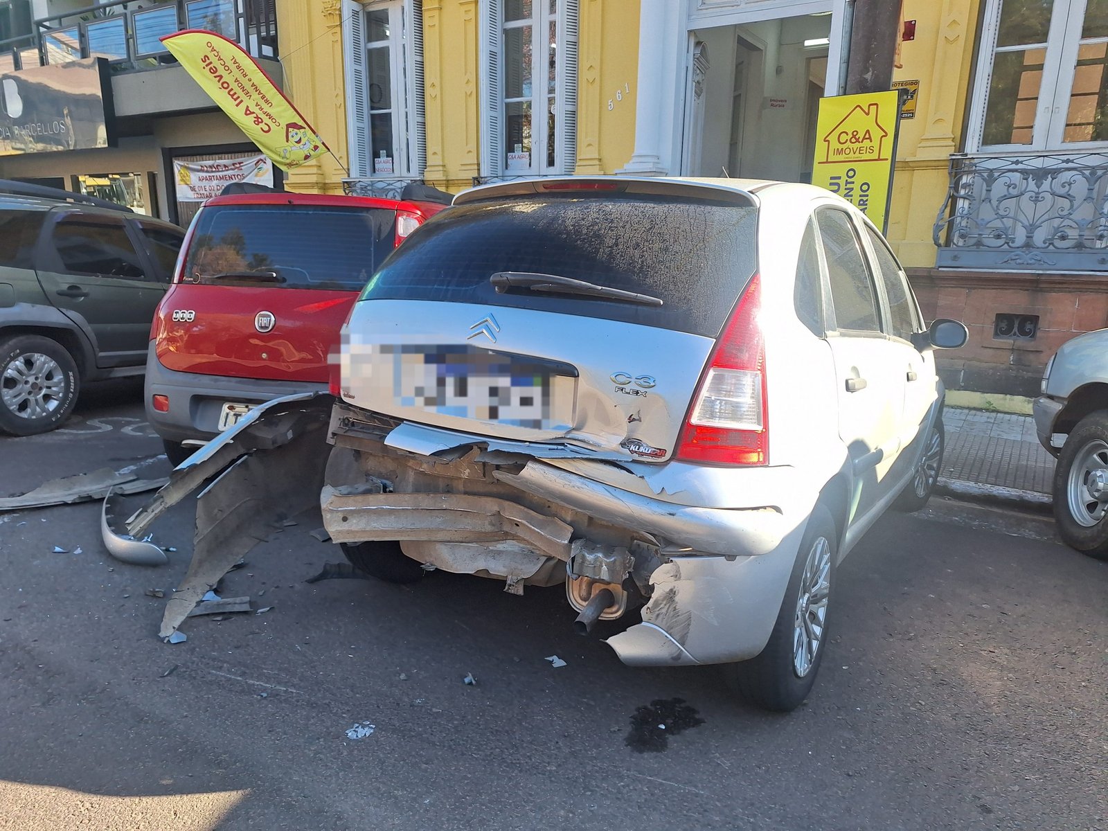 Gaudério protagonizou entrevero automotivo e depois abandonou o 'cusco' como quem larga a bombacha no varal e sai de bombachas novas