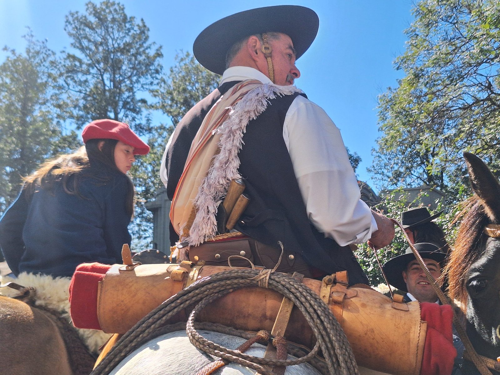Na terra dos bravos farroupilhas, gaudérios e prendas mostraram que, na pilcha e no lombo do cavalo, Alegrete segue sendo o coração do Rio Grande!