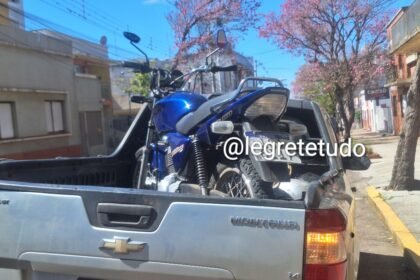 No vaivém do centro de Alegrete, uma parada brusca resultou num entrevero que deixou a gurizada de cabelo em pé e o trânsito mais enroscado que laço em espinilho