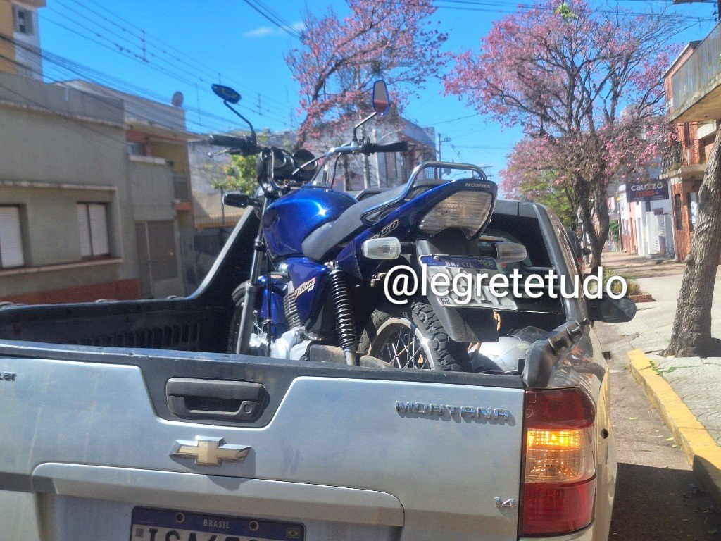 No vaivém do centro de Alegrete, uma parada brusca resultou num entrevero que deixou a gurizada de cabelo em pé e o trânsito mais enroscado que laço em espinilho