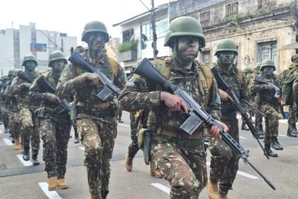 Na Praça Getúlio Vargas, o povo alegretense mostrou que amor à pátria é como mate bem cevado - coisa que se cultiva com gosto e tradição
