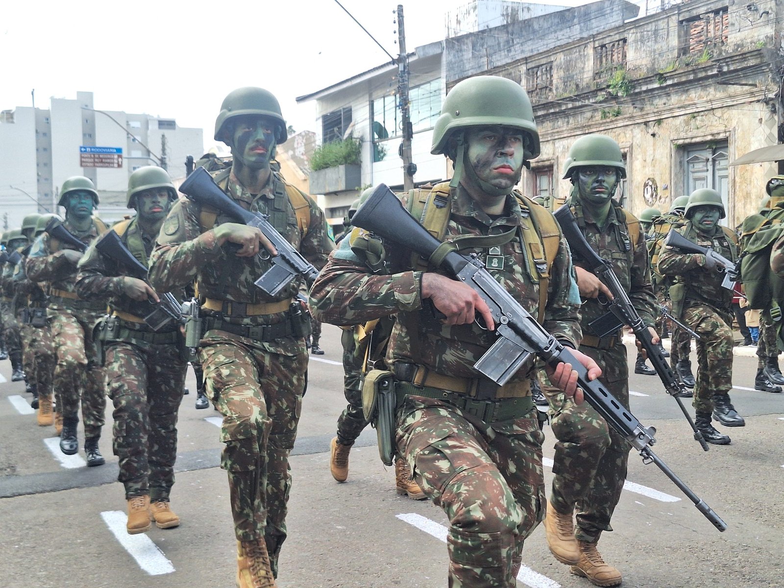 Na Praça Getúlio Vargas, o povo alegretense mostrou que amor à pátria é como mate bem cevado - coisa que se cultiva com gosto e tradição