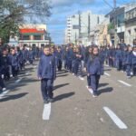 Nem o minuano deu jeito de esfriar o patriotismo que esquentou a Praça Getúlio Vargas na maior Caminhada Cívica já vista nos pagos alegretenses