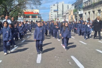 Nem o minuano deu jeito de esfriar o patriotismo que esquentou a Praça Getúlio Vargas na maior Caminhada Cívica já vista nos pagos alegretenses