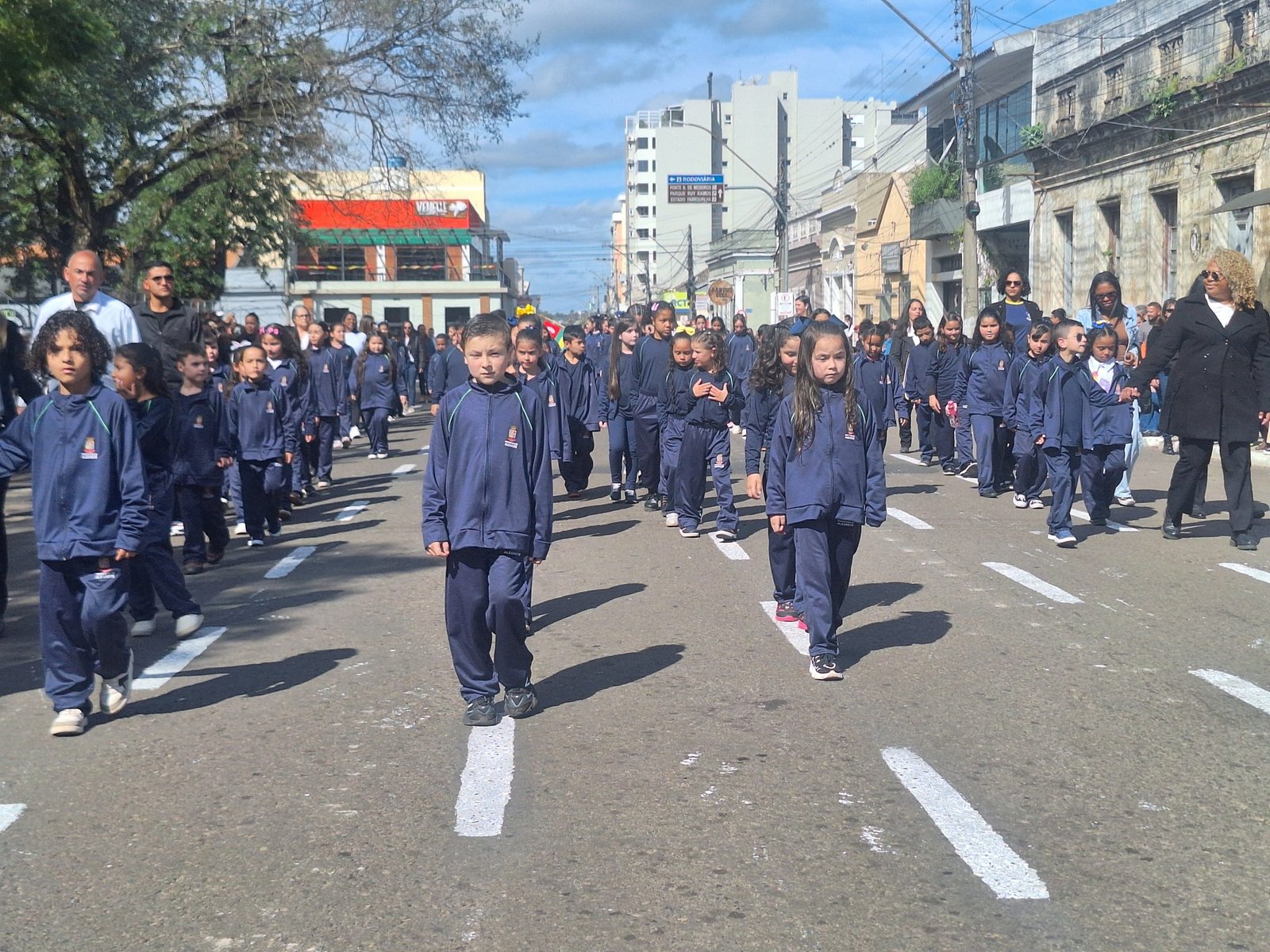 Nem o minuano deu jeito de esfriar o patriotismo que esquentou a Praça Getúlio Vargas na maior Caminhada Cívica já vista nos pagos alegretenses